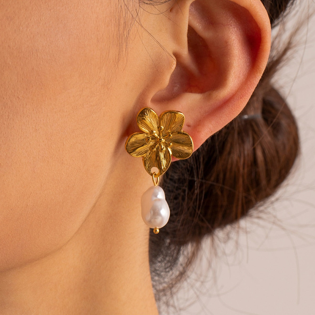 Ember – Pendientes creación floral con perlas doradas