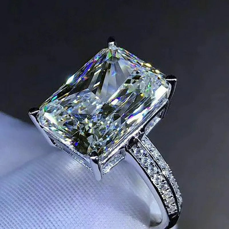 Jade – Anillo con zirconia de gran tamaño