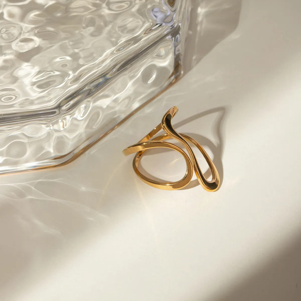 Dori – Anillo espiral irregular dorado abierto