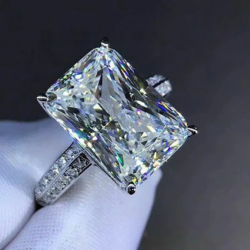 Jade – Anillo con zirconia de gran tamaño