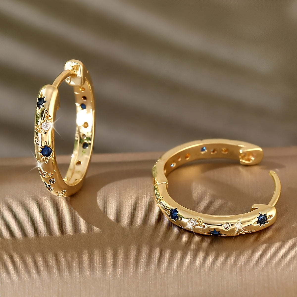 Maelis – Aros vintage dorados con circonita azul