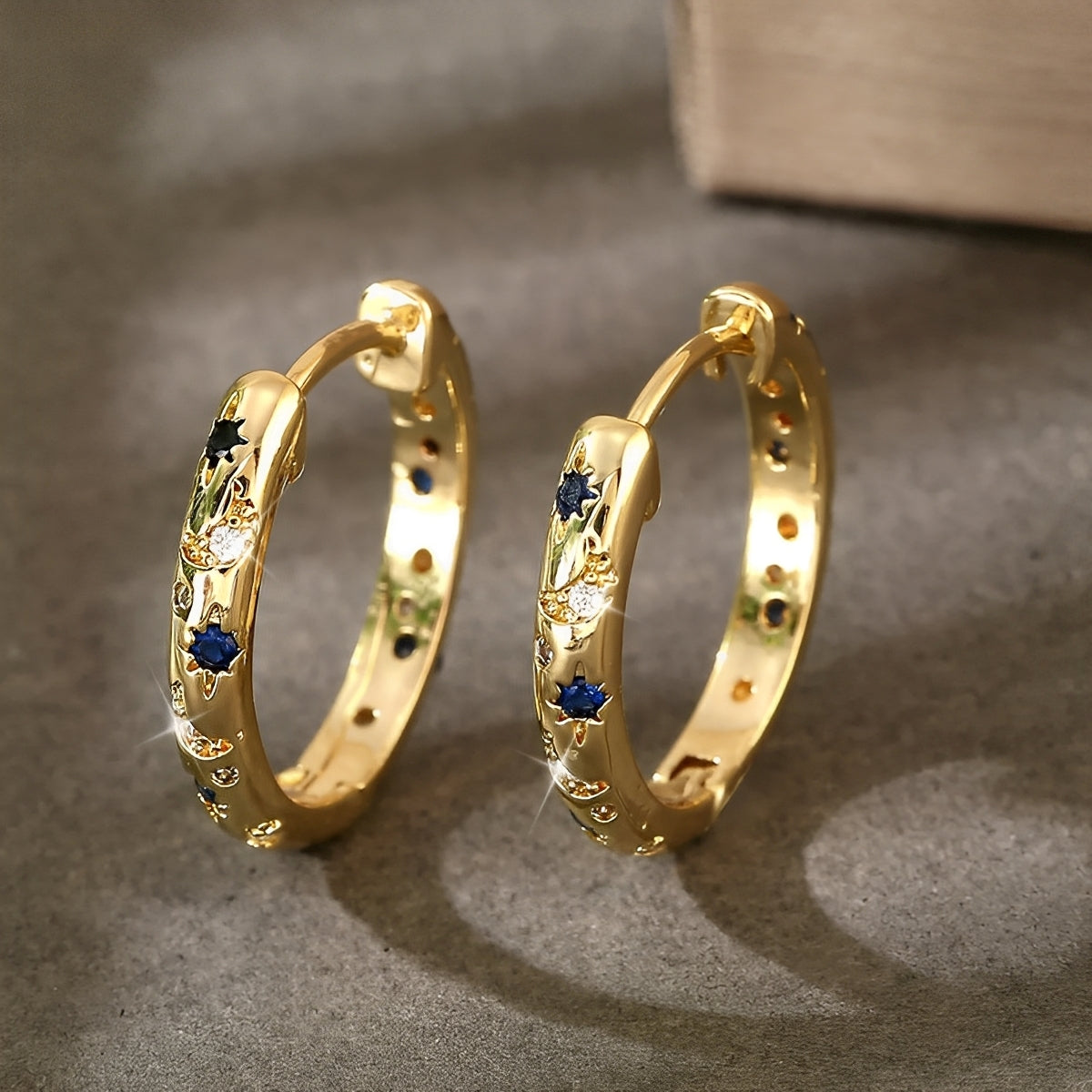 Maelis – Aros vintage dorados con circonita azul