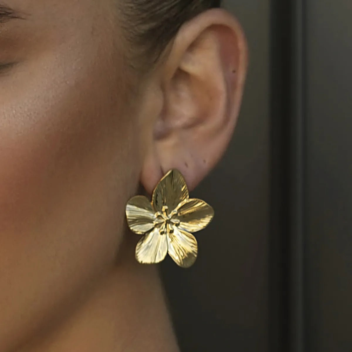 Rianne – Pendientes flor en oro