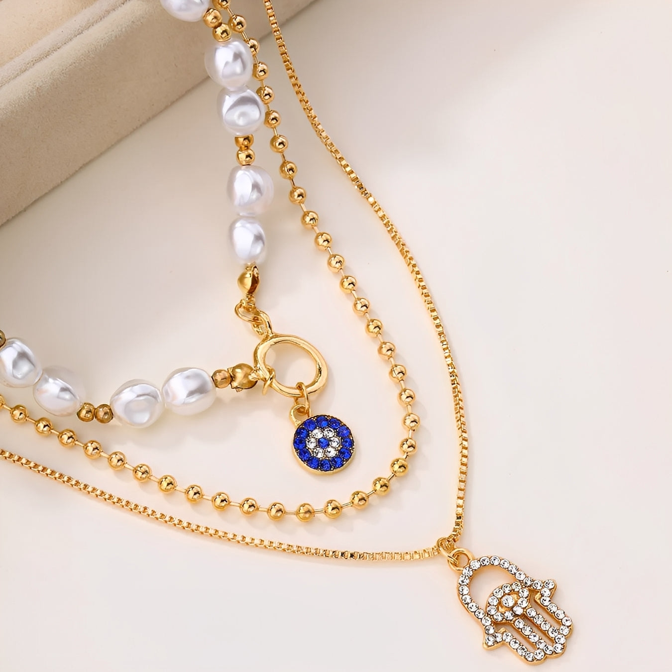Nadia – Collar con varias filas de perlas y mano de Hamsa