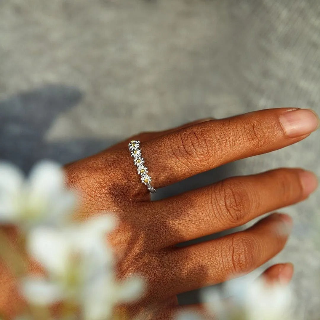 Dahliana – Anillo Margarita en Plata Ajustable y Esmalte Pintado a Mano