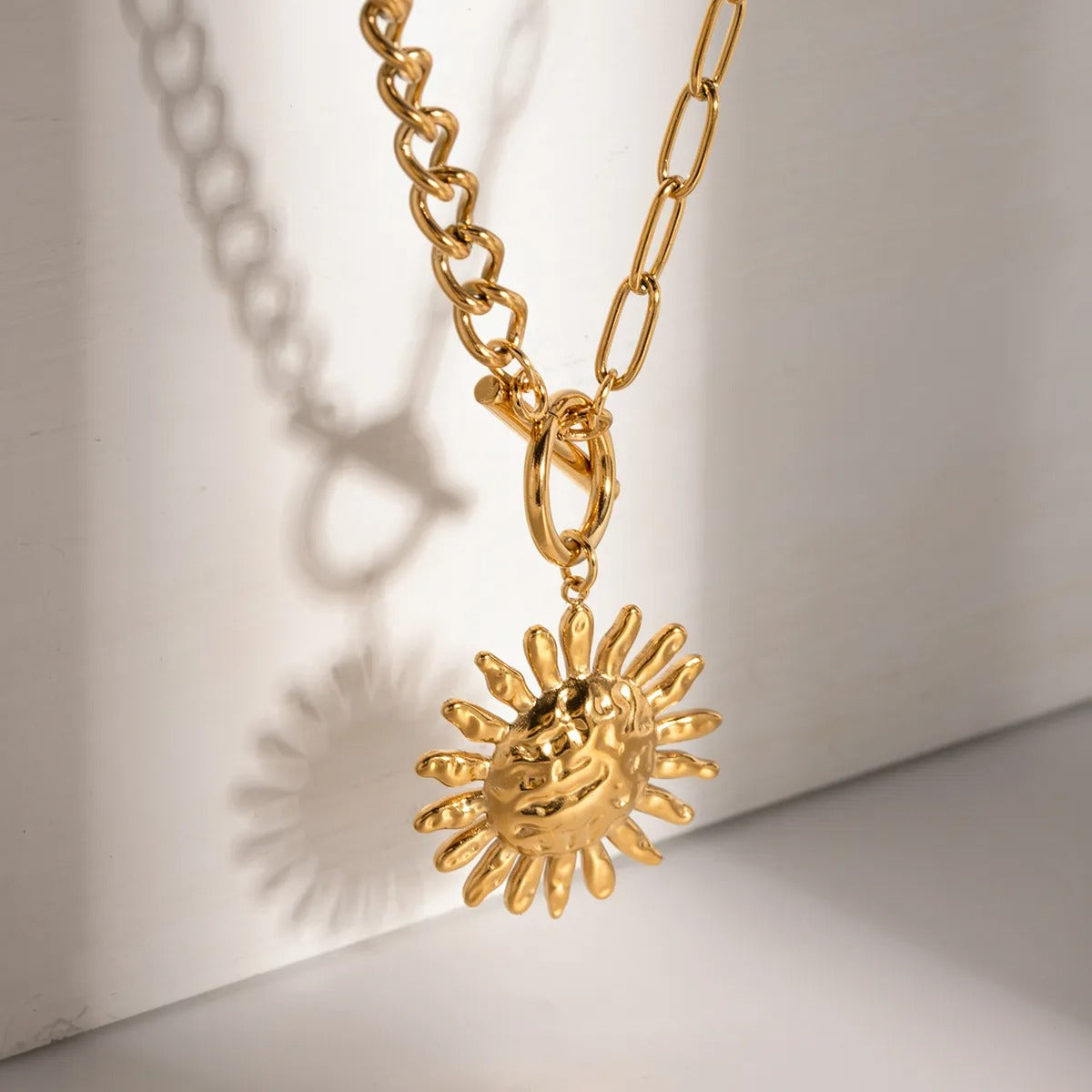 Milly – Collar statement flor de girasol dorada
