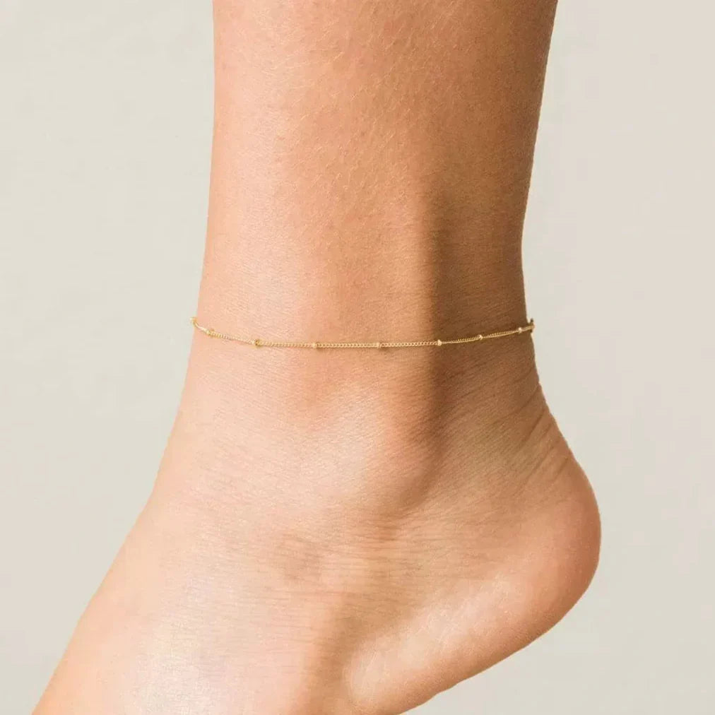 Wren – Elegante cadena de oro para el tobillo