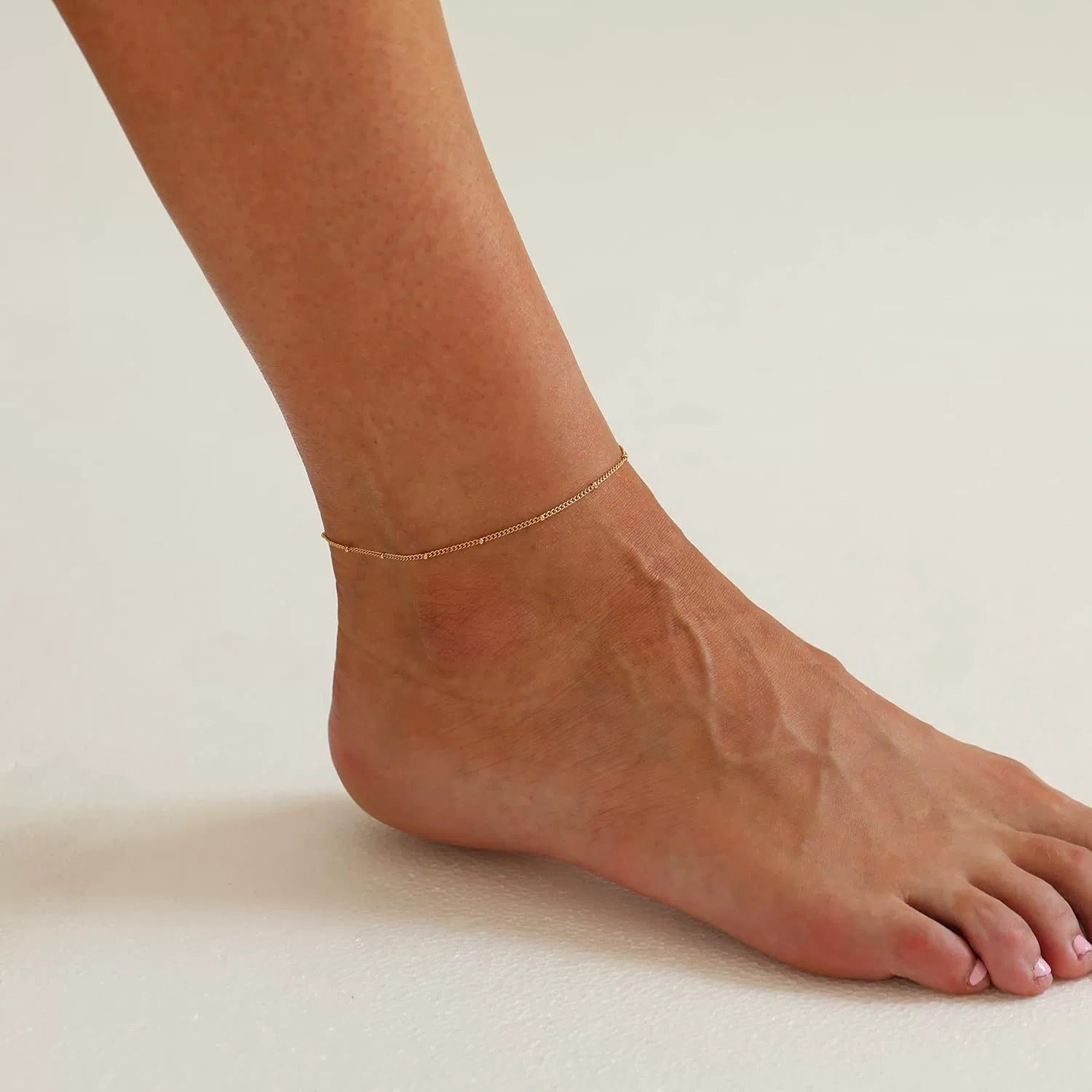 Wren – Elegante cadena de oro para el tobillo