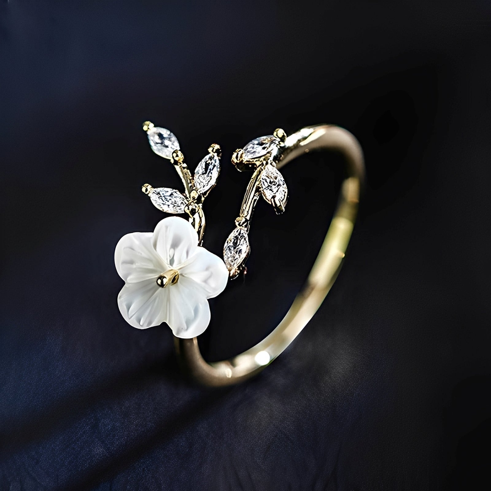 Mayla – Anillo floral con flores blancas y circonitas