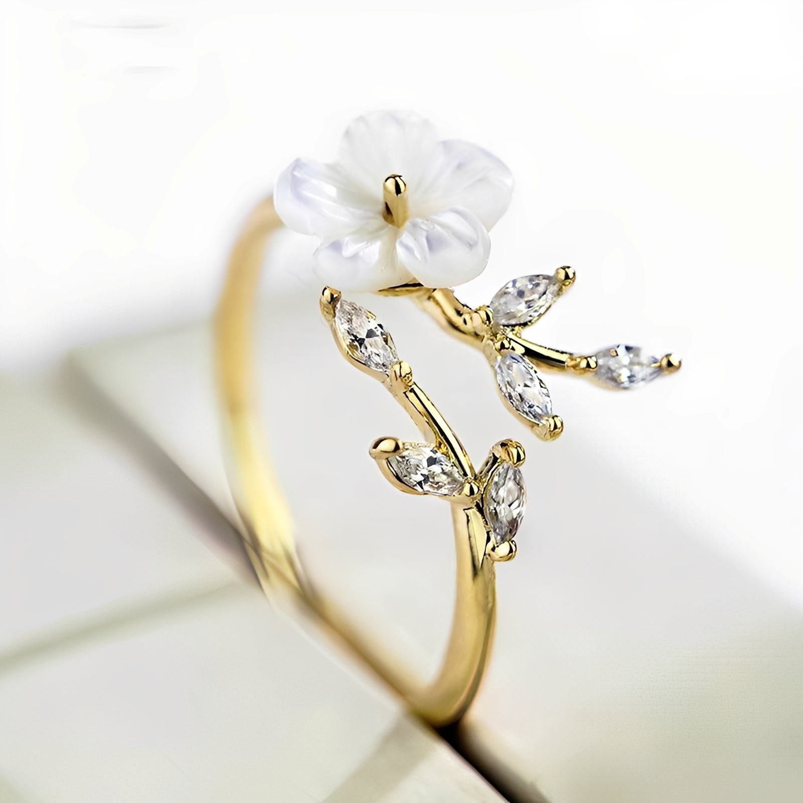 Mayla – Anillo floral con flores blancas y circonitas