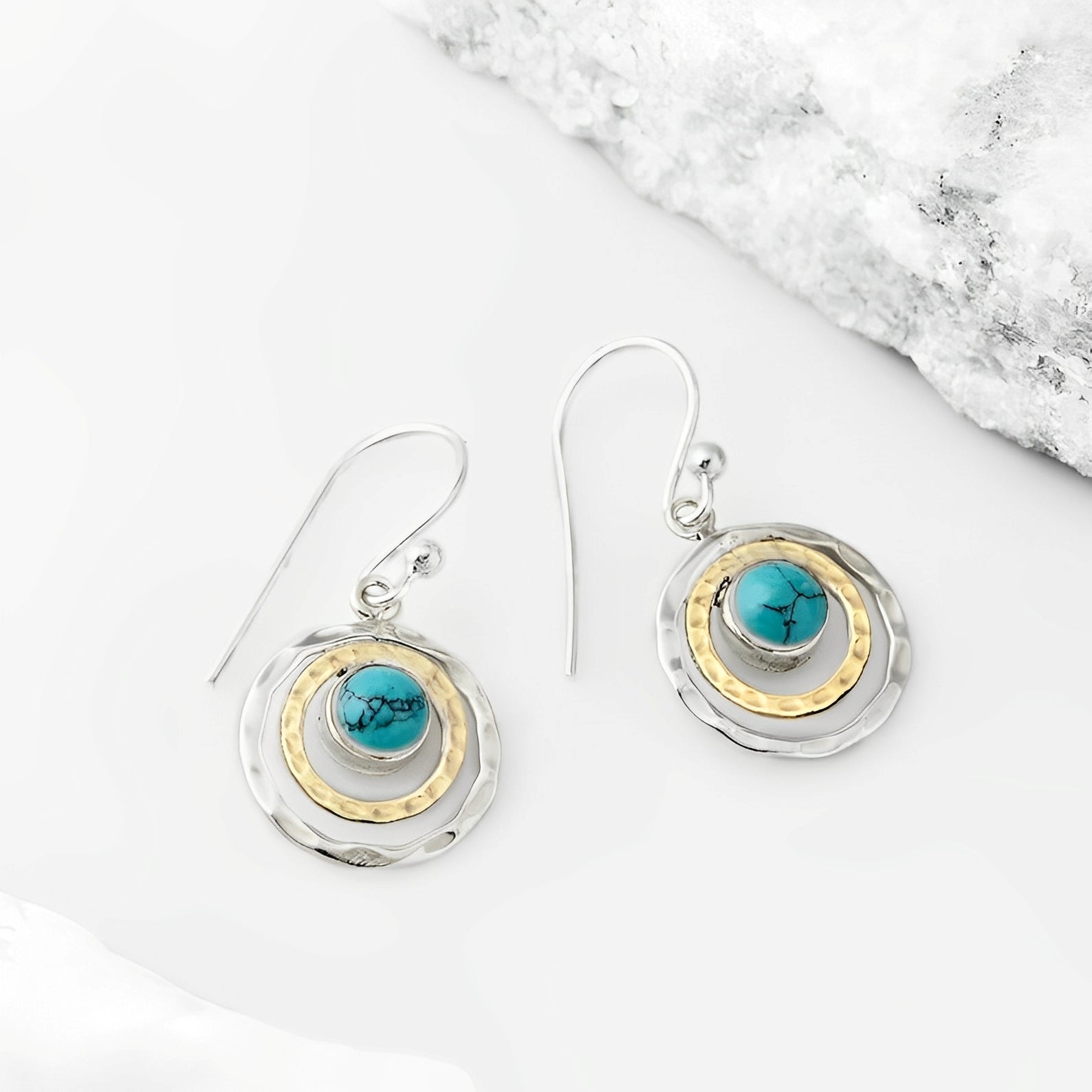 Nayah – Pendientes Boho Saturno con piedra turquesa, acabado en plata y oro