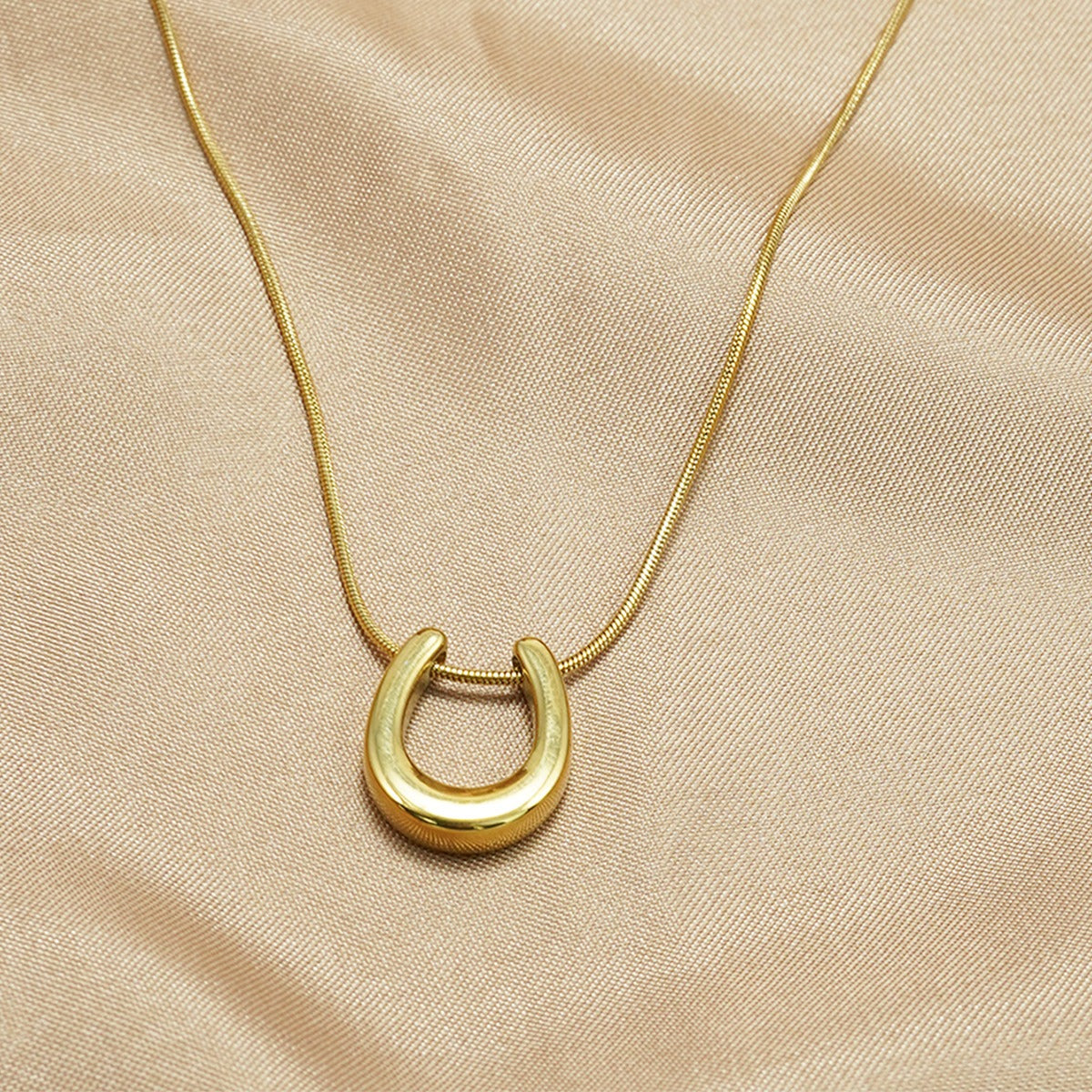 Caitlin – Collar de Herradura Baño de Oro como Amuleto de Suerte