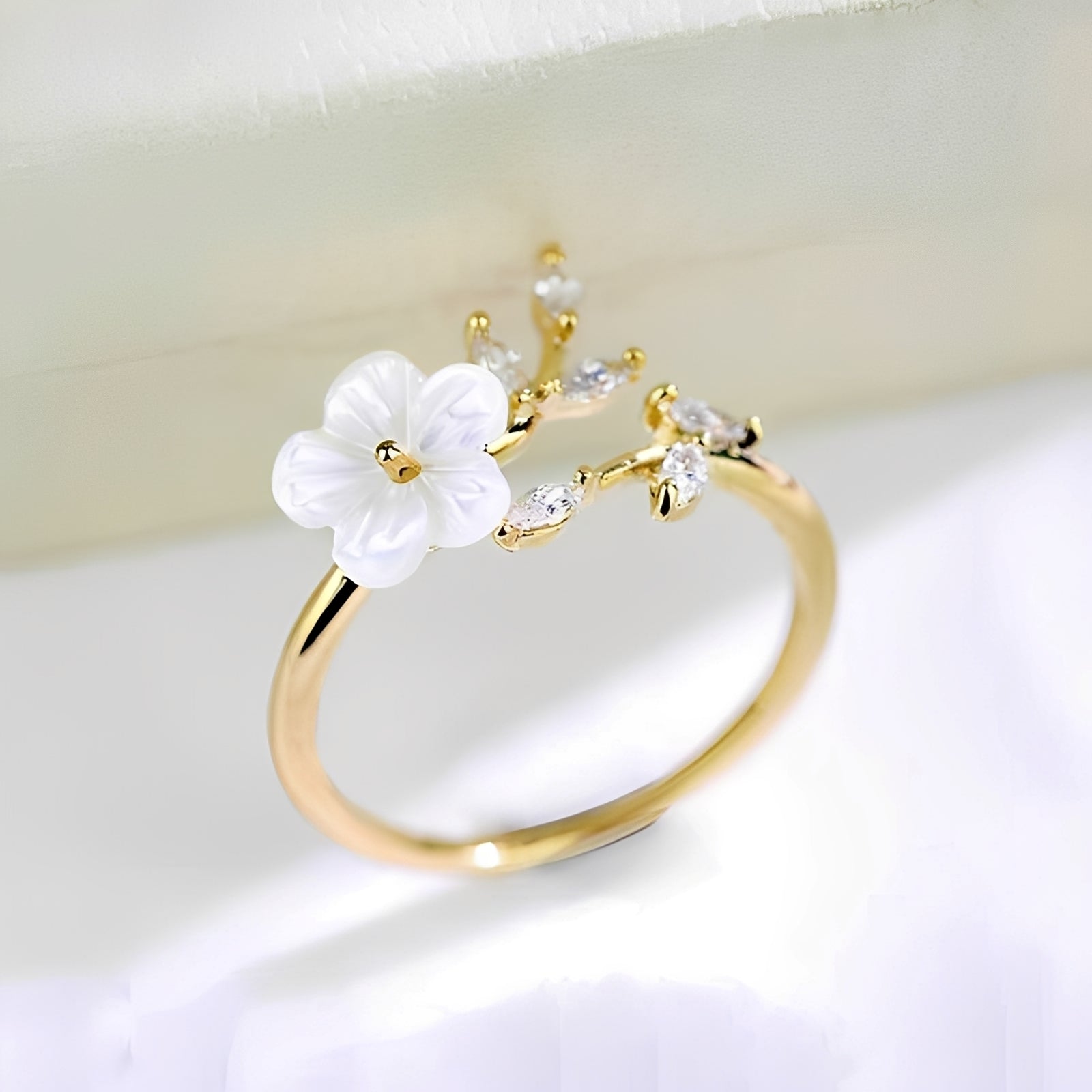 Mayla – Anillo floral con flores blancas y circonitas