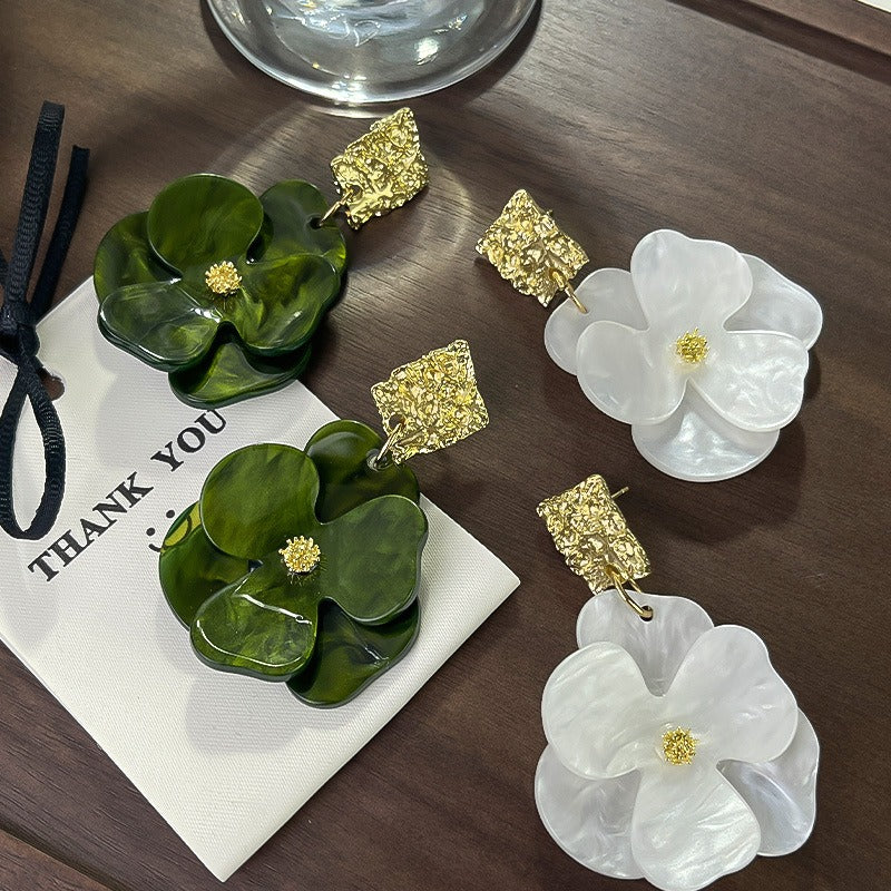 Kai – Pendientes colgantes de flores en oro