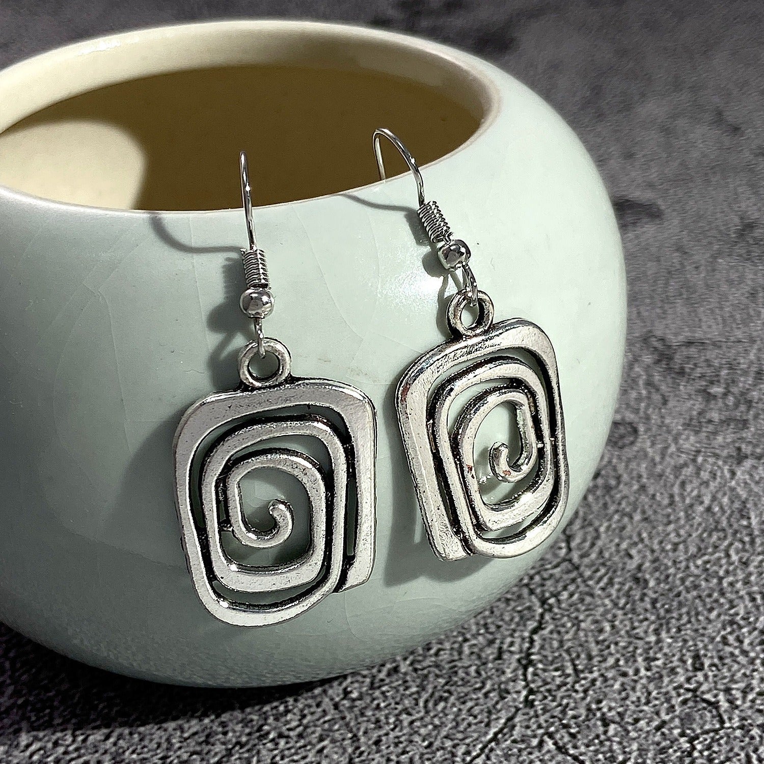 Eva – Pendientes Espirales Retro en Plata