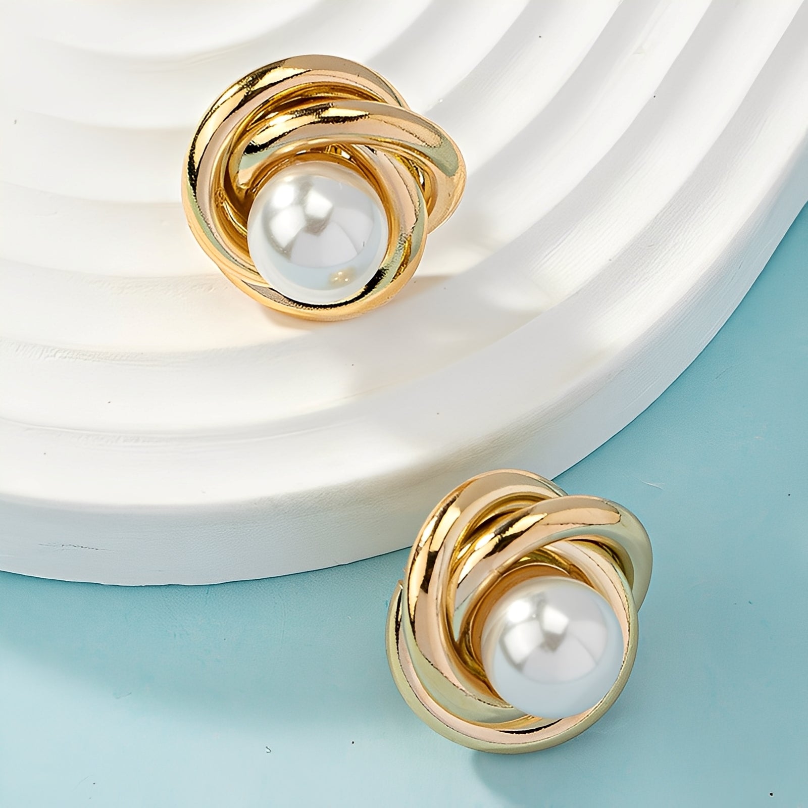 Krisna – Elegante Aretes de Oro con Perlas