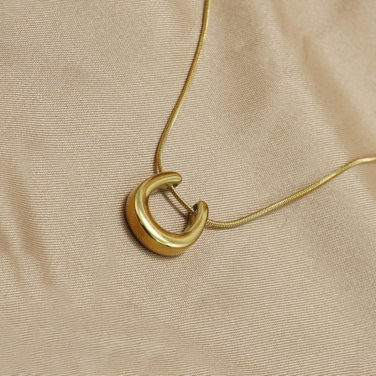 Caitlin – Collar de Herradura Baño de Oro como Amuleto de Suerte