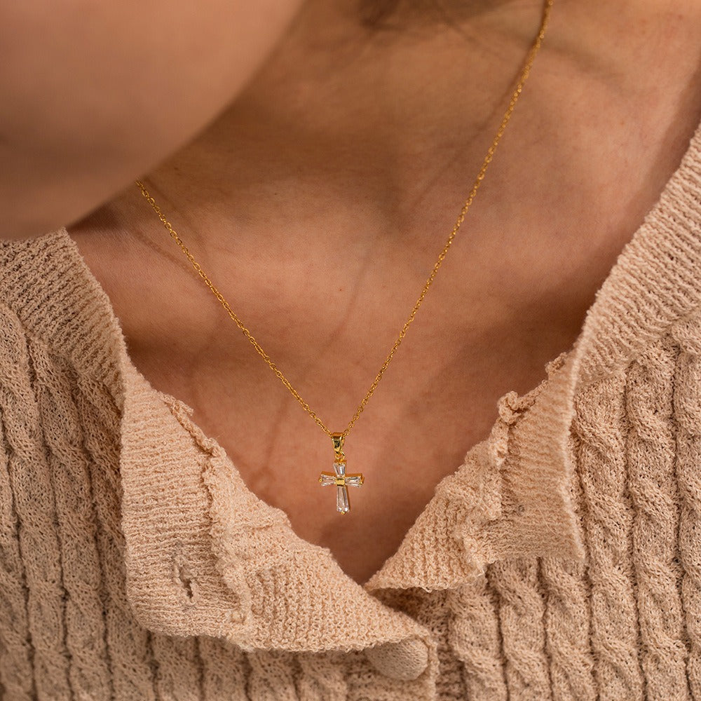 Mae – Collar dorado con cruz de circonitas