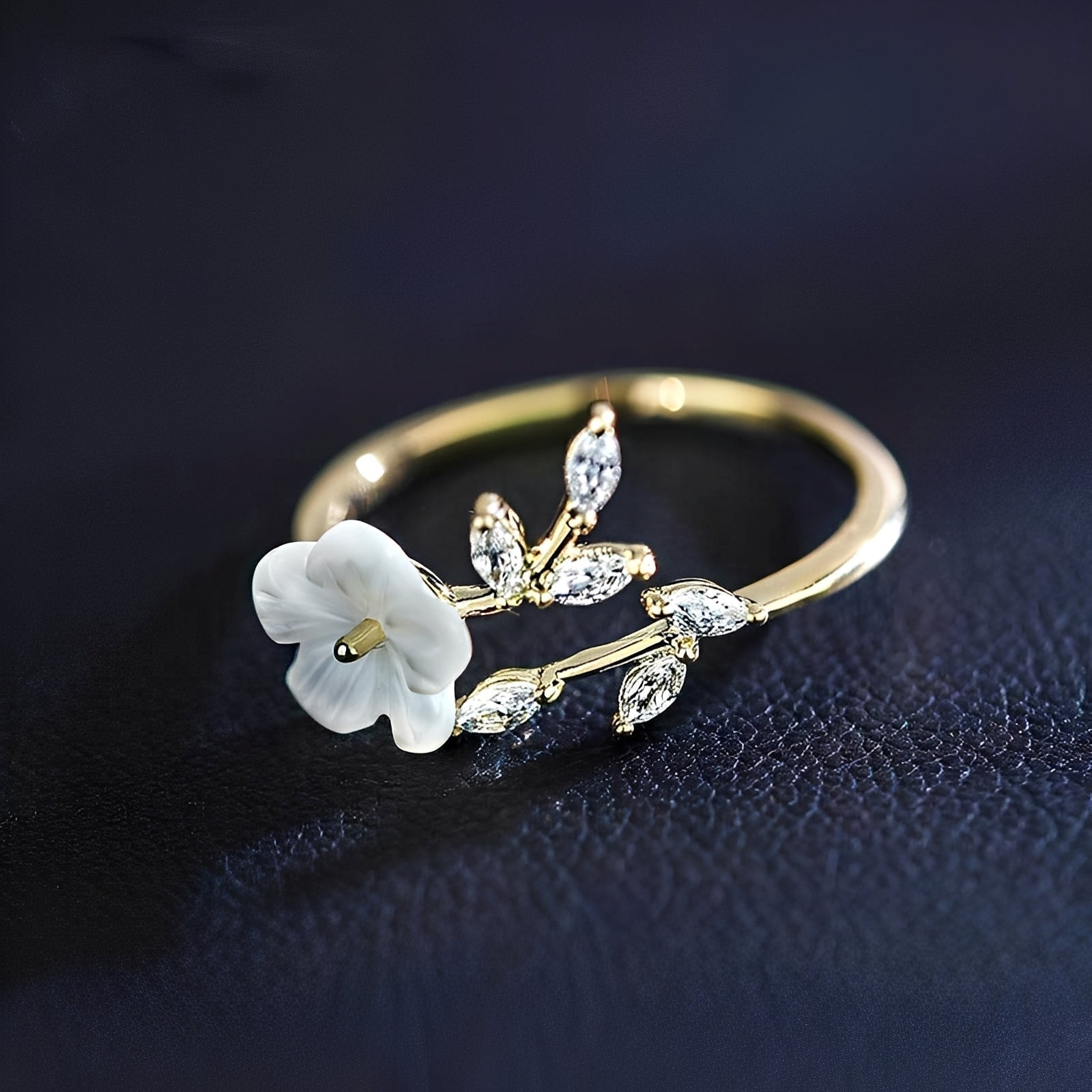 Mayla – Anillo floral con flores blancas y circonitas