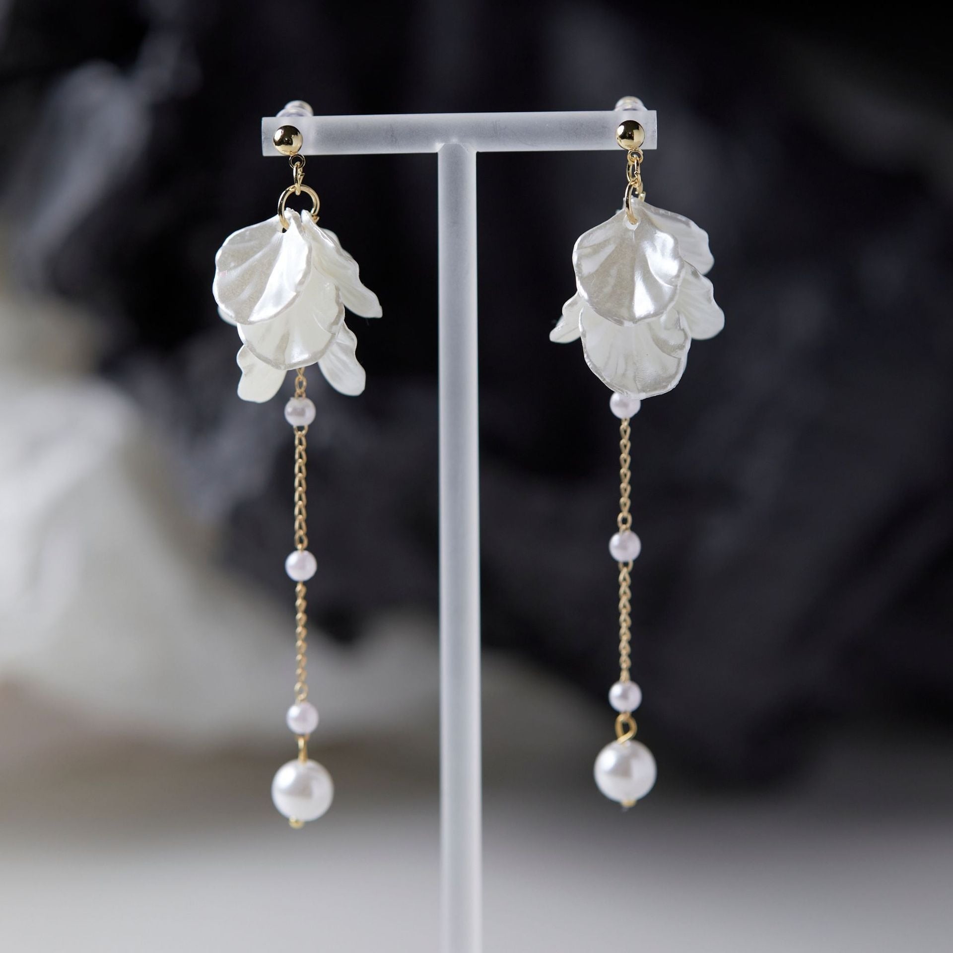 Rhia – Pendientes de pétalos de flores de hadas con perla y borlas
