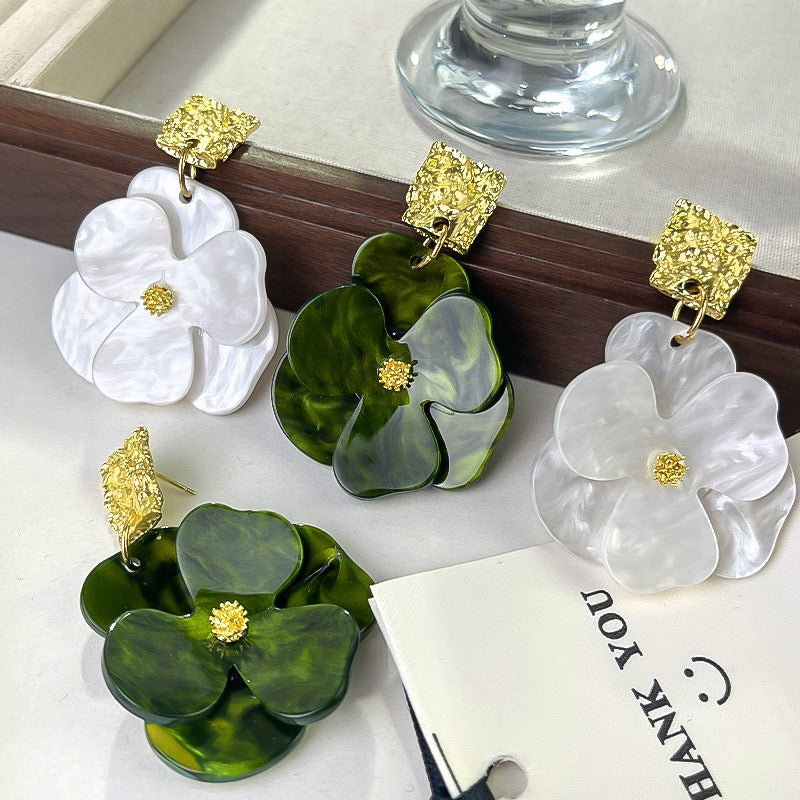 Kai – Pendientes colgantes de flores en oro
