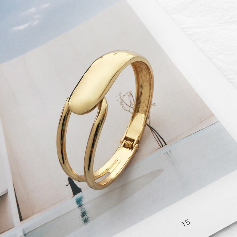 Alyssa – Brazalete dorado elegante