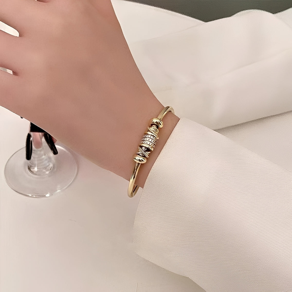 Amalia – Pulsera ajustable con charms dorados