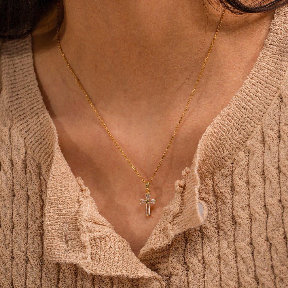 Mae – Collar dorado con cruz de circonitas