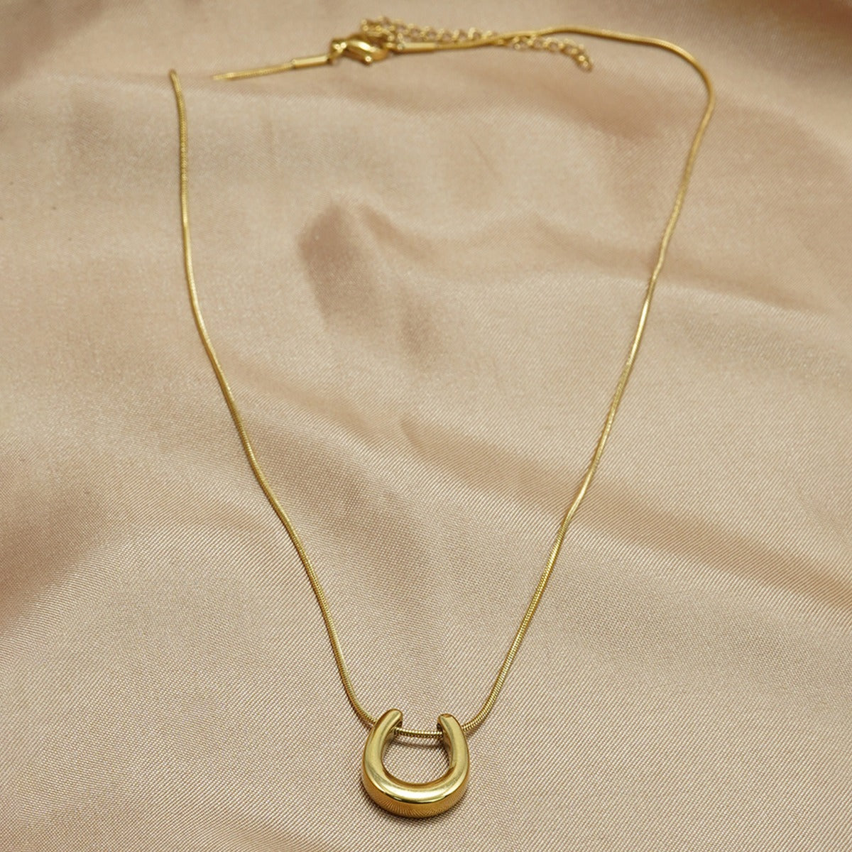 Caitlin – Collar de Herradura Baño de Oro como Amuleto de Suerte