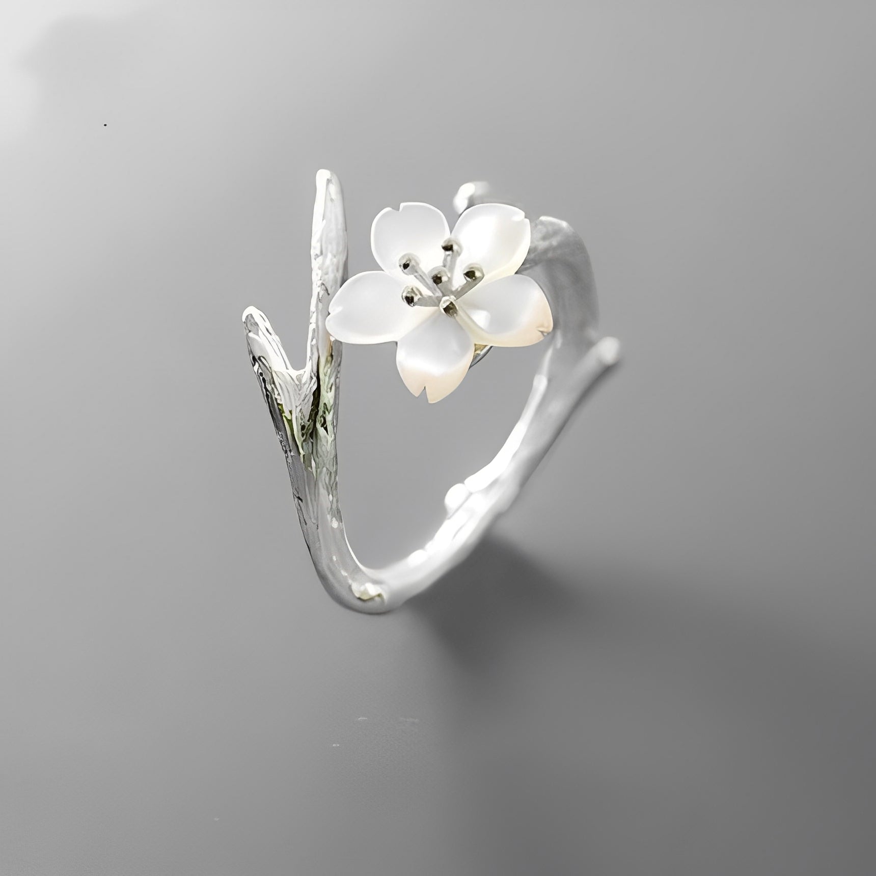 Lilou – Anillo vintage ajustable con flor blanca