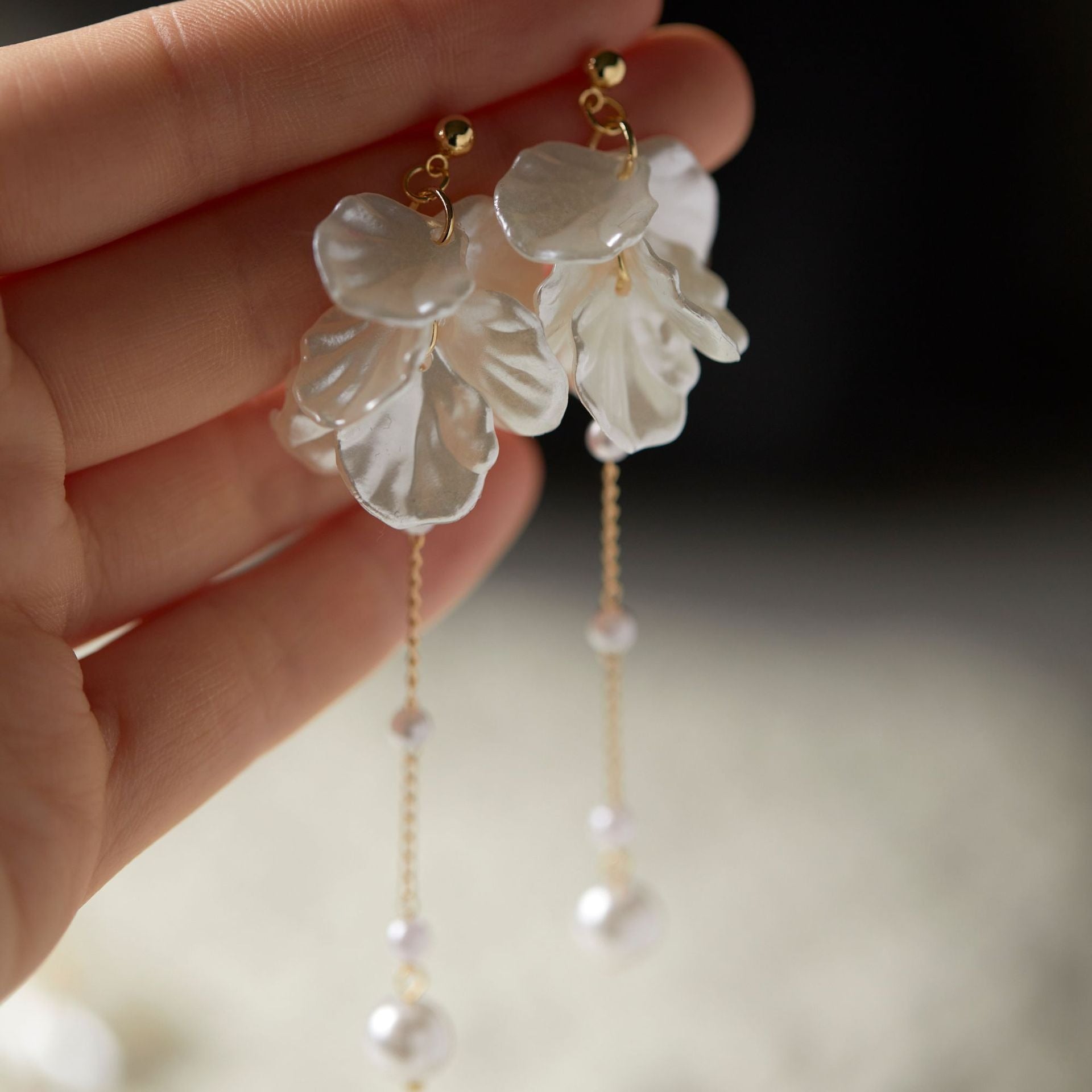 Rhia – Pendientes de pétalos de flores de hadas con perla y borlas