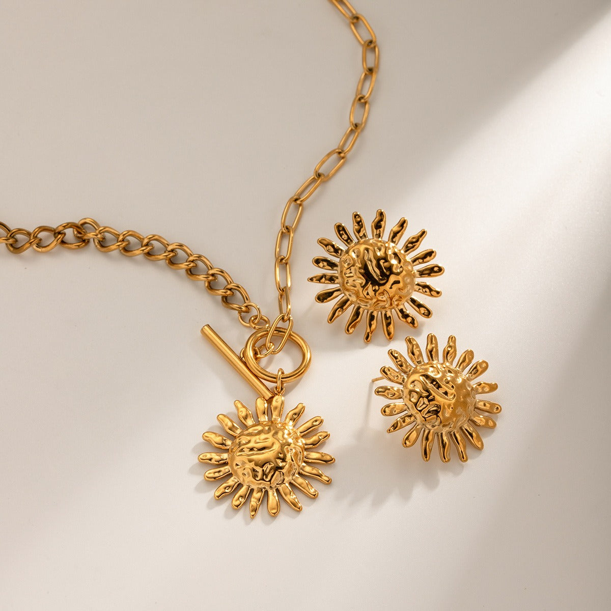 Milly – Collar statement flor de girasol dorada