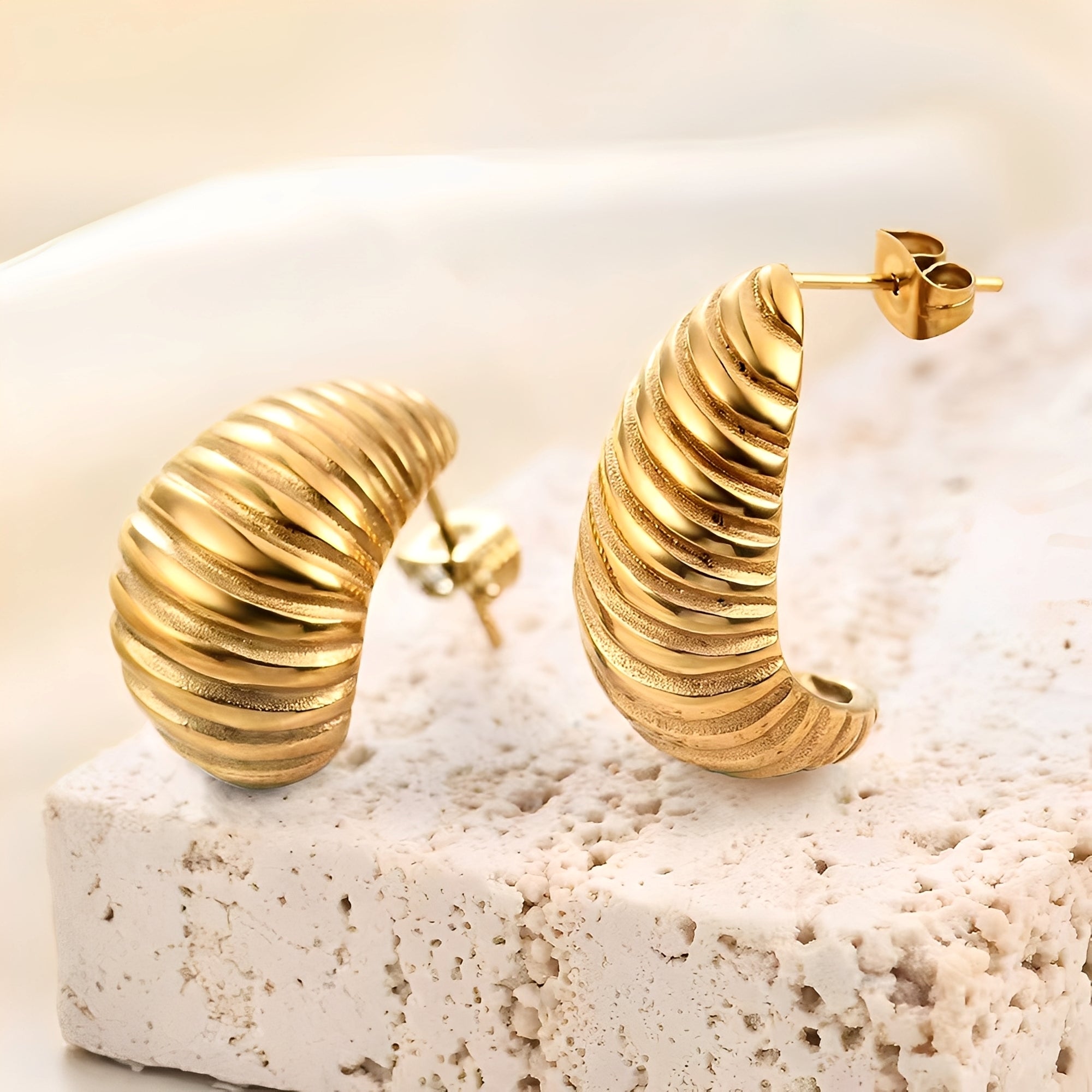Alice – Pendientes elegantes chapados en oro