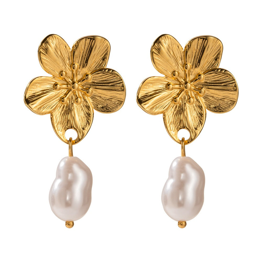 Ember – Pendientes creación floral con perlas doradas