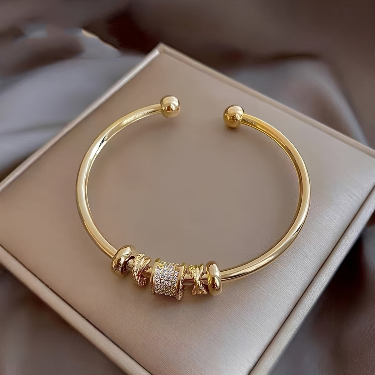 Amalia – Pulsera ajustable con charms dorados