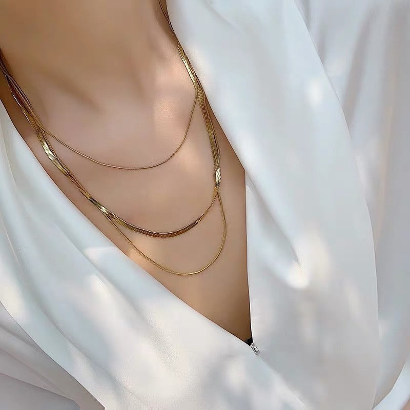 Ashley – Collar de cadena de serpiente dorada de 3 filas