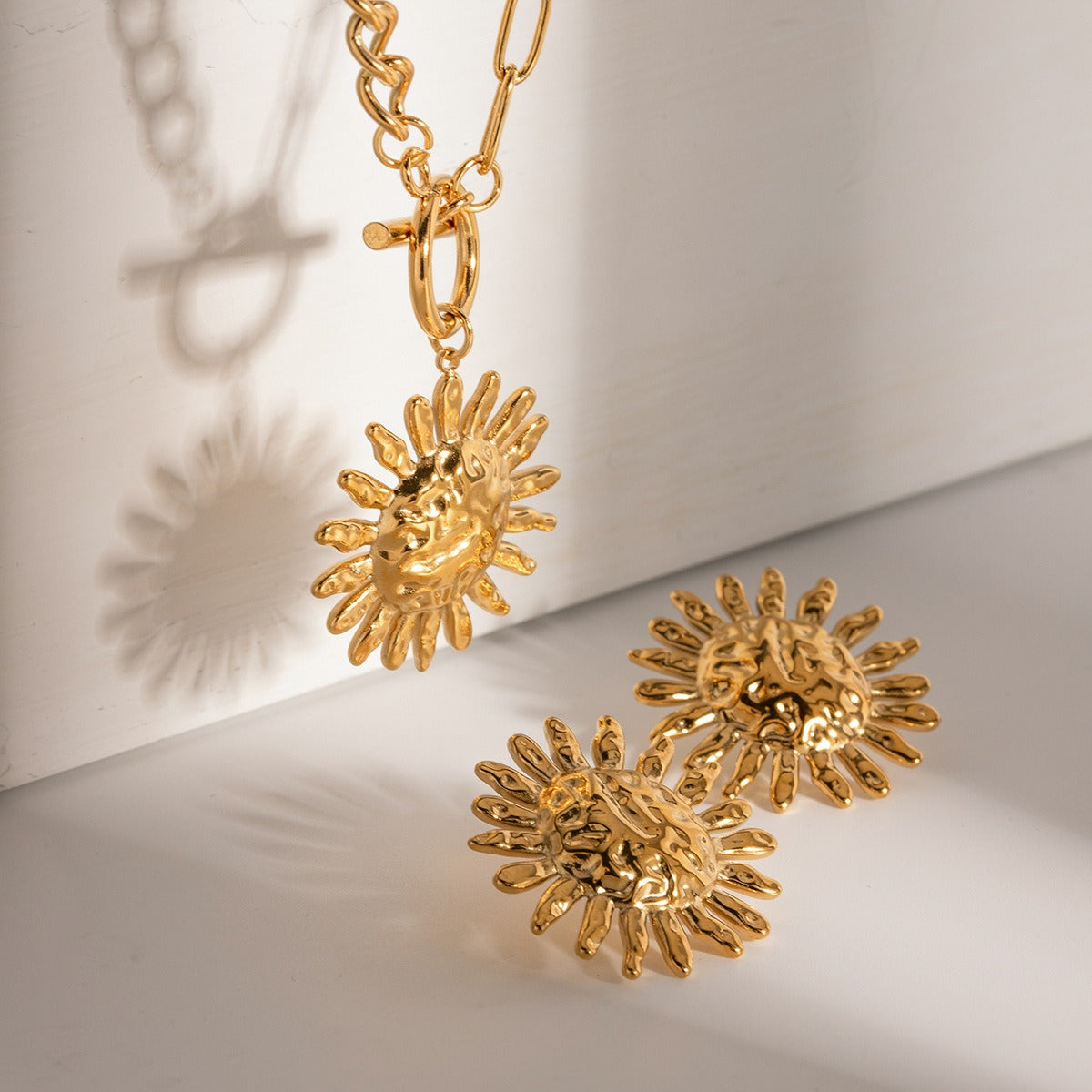 Milly – Collar statement flor de girasol dorada