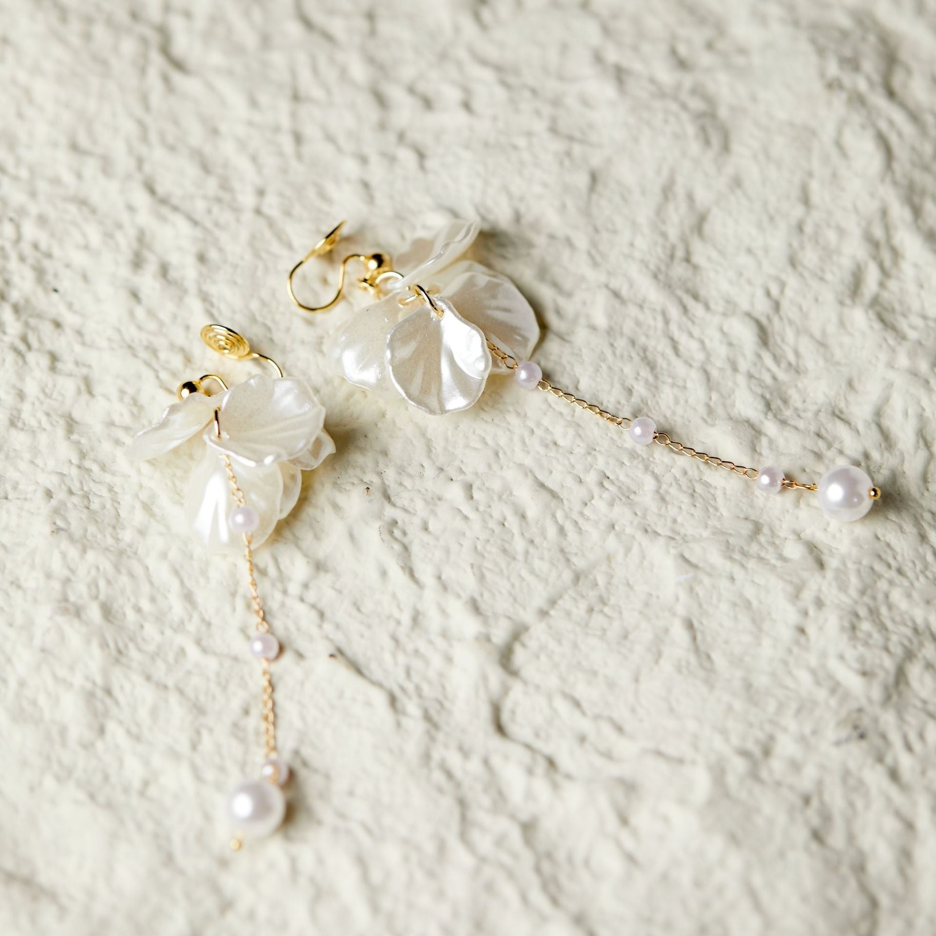 Rhia – Pendientes de pétalos de flores de hadas con perla y borlas