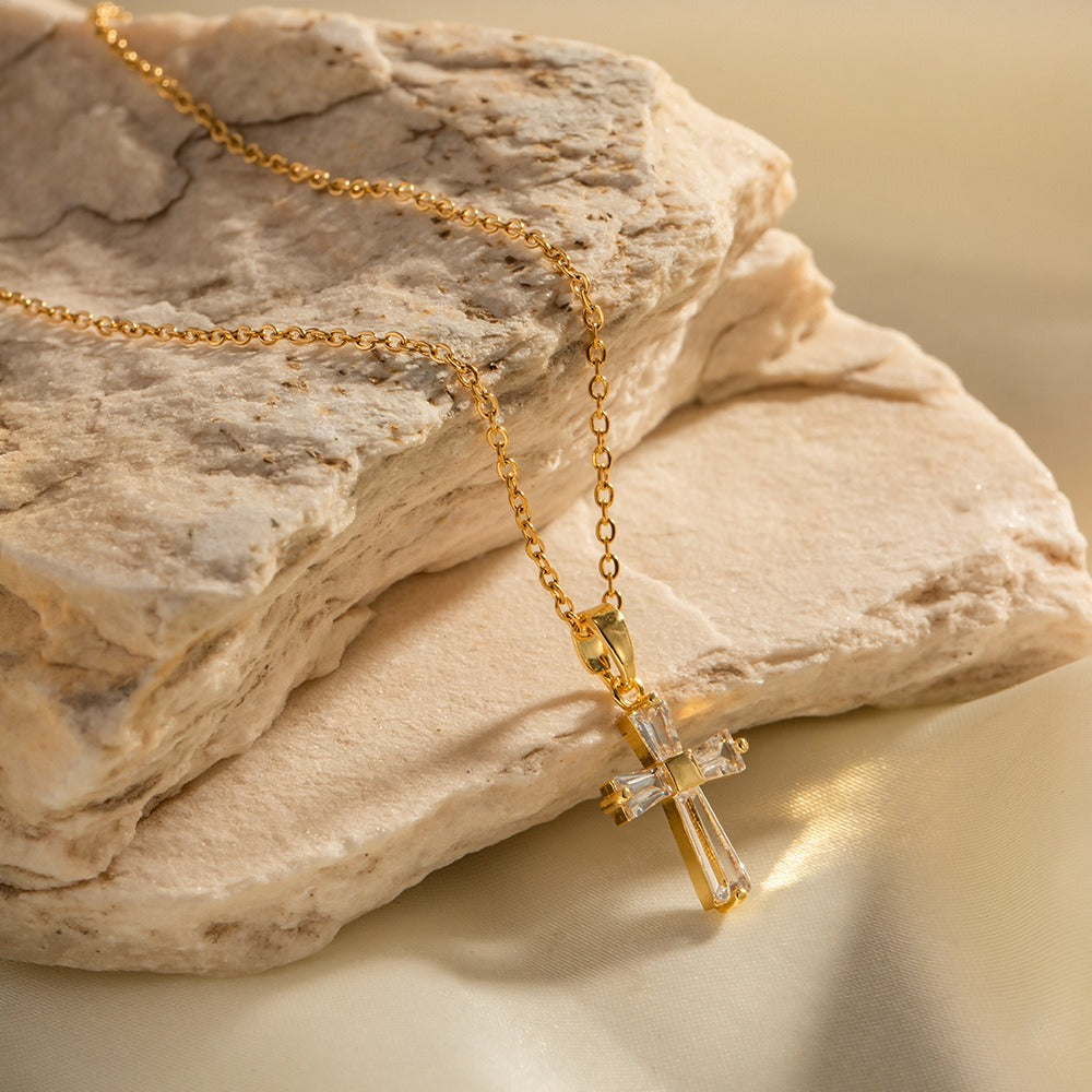 Mae – Collar dorado con cruz de circonitas
