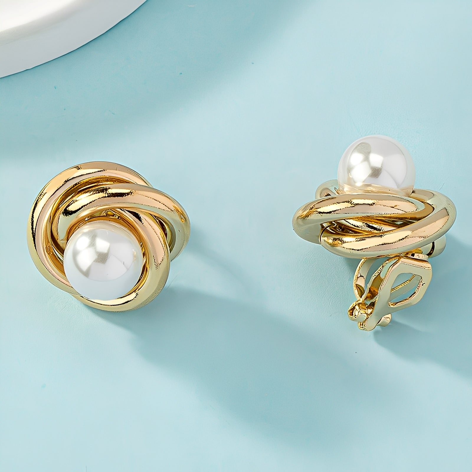 Krisna – Elegante Aretes de Oro con Perlas