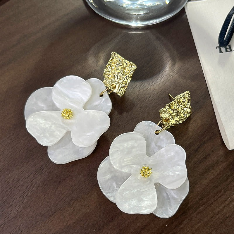 Kai – Pendientes colgantes de flores en oro