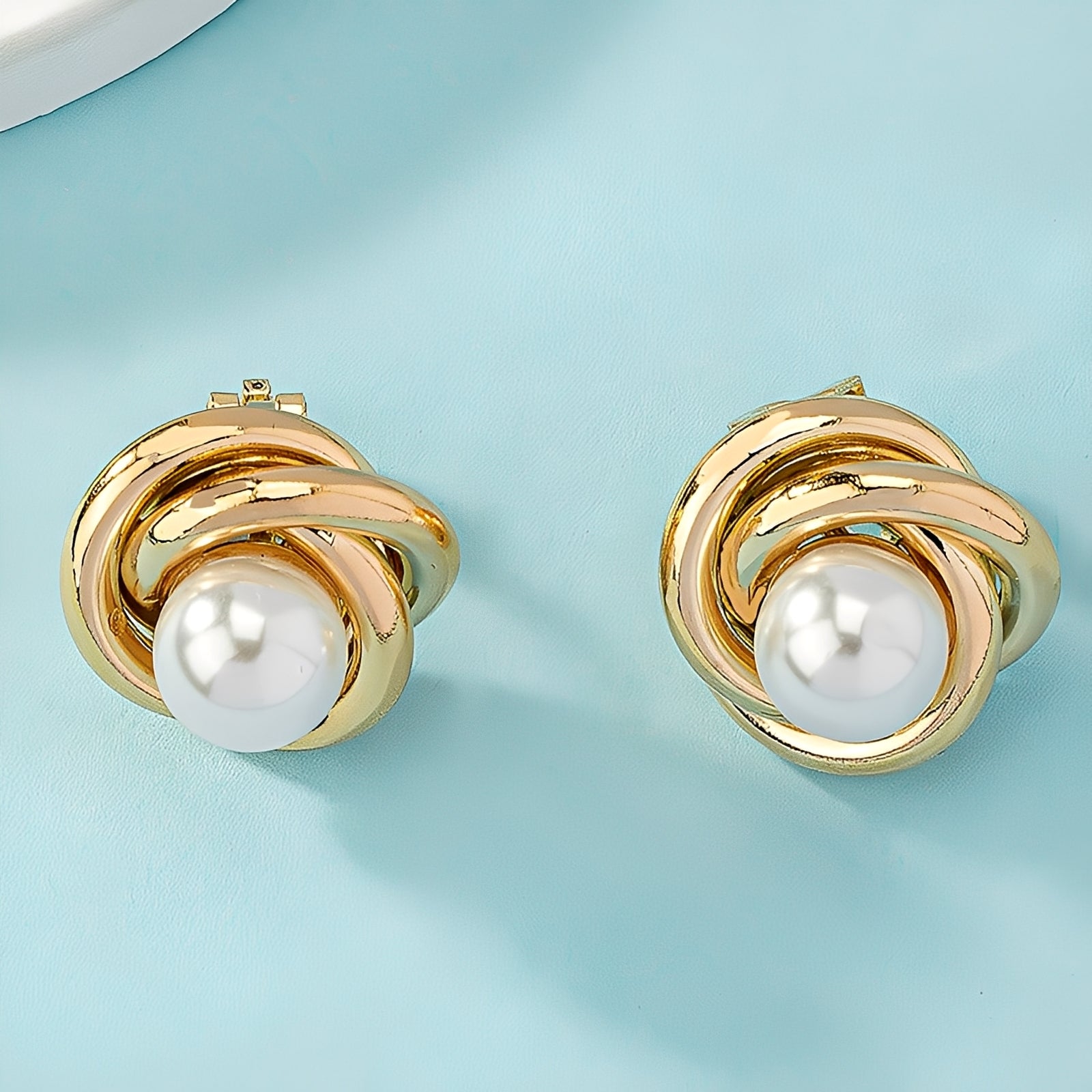 Krisna – Elegante Aretes de Oro con Perlas
