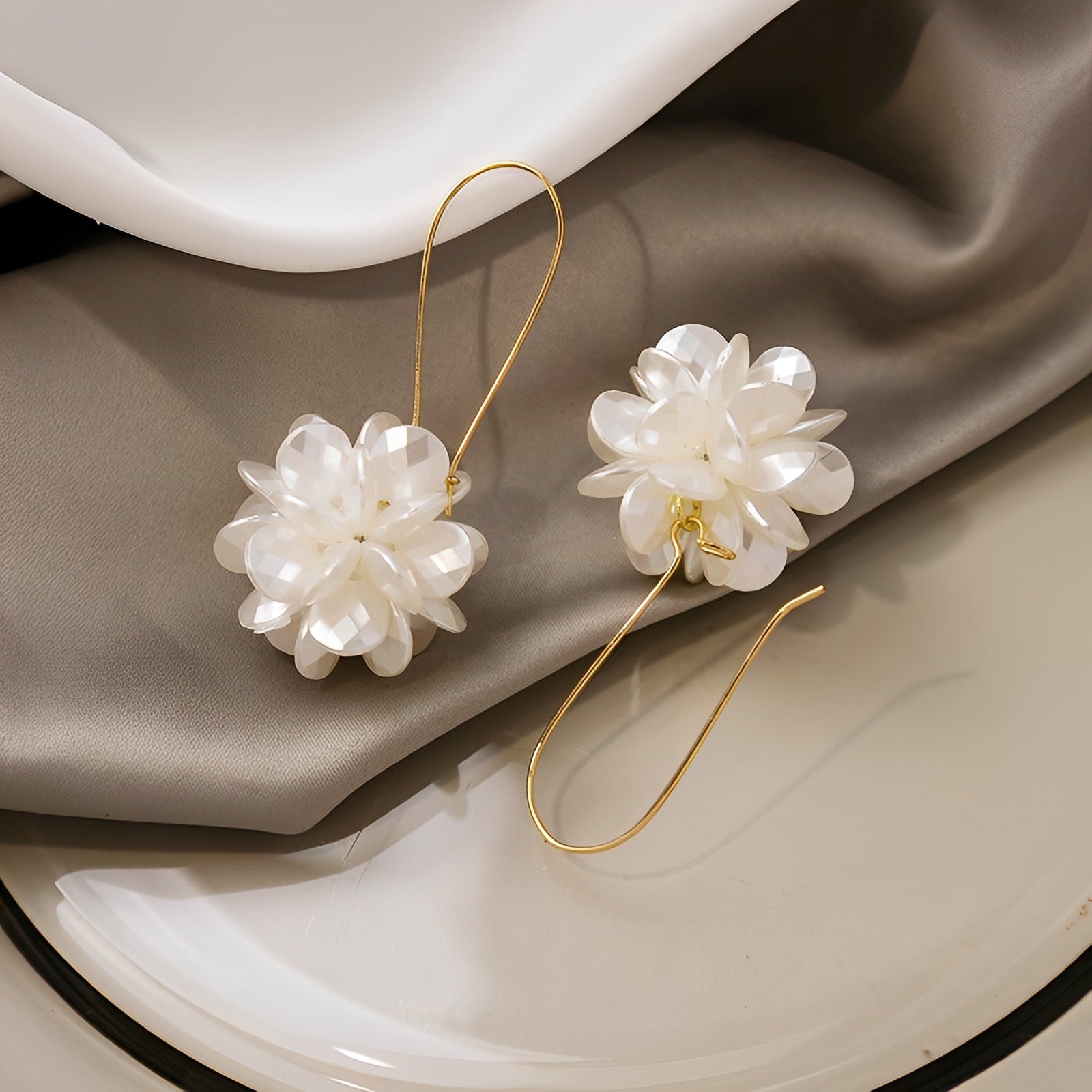 Florina – Pendientes de flores blancas con encanto natural