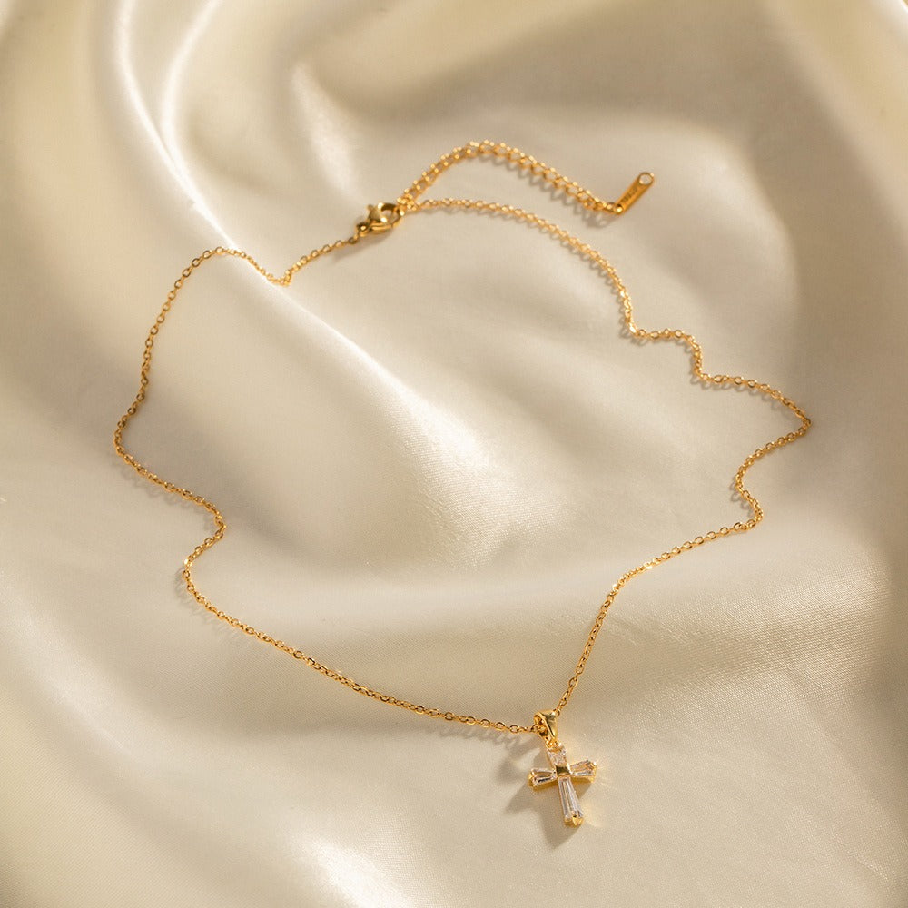 Mae – Collar dorado con cruz de circonitas