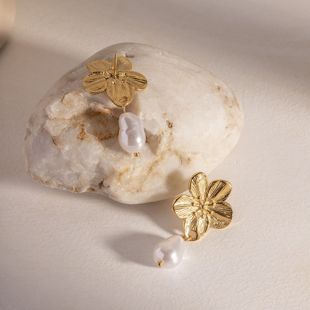 Ember – Pendientes creación floral con perlas doradas