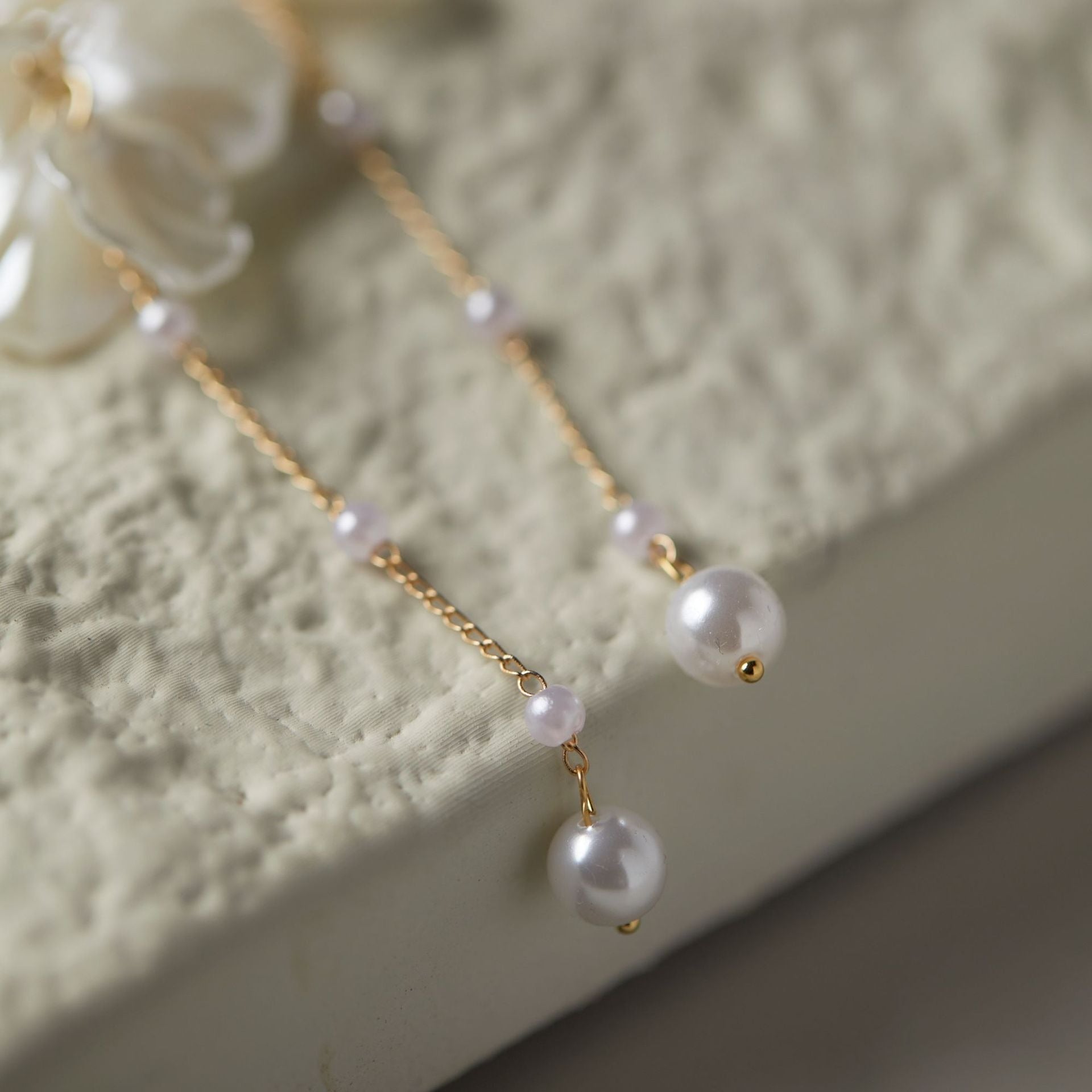 Rhia – Pendientes de pétalos de flores de hadas con perla y borlas