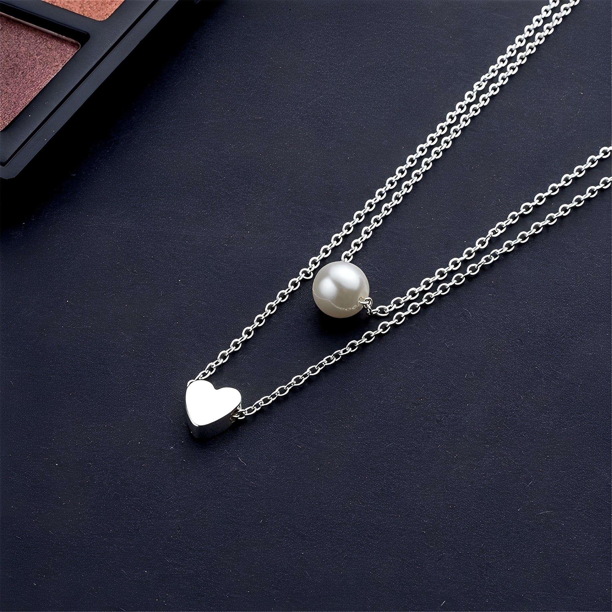 Julia – Collar Elegante de Perlas y Corazones