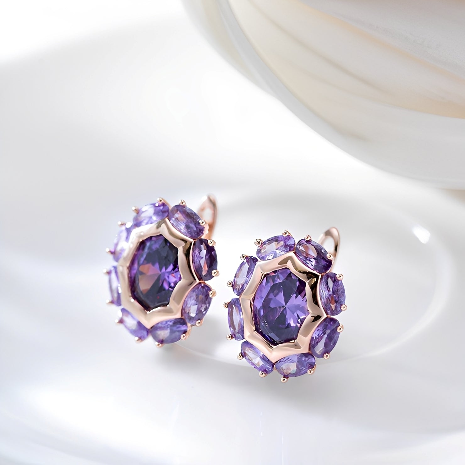 Saphira – Pendientes dorados & circonita violeta