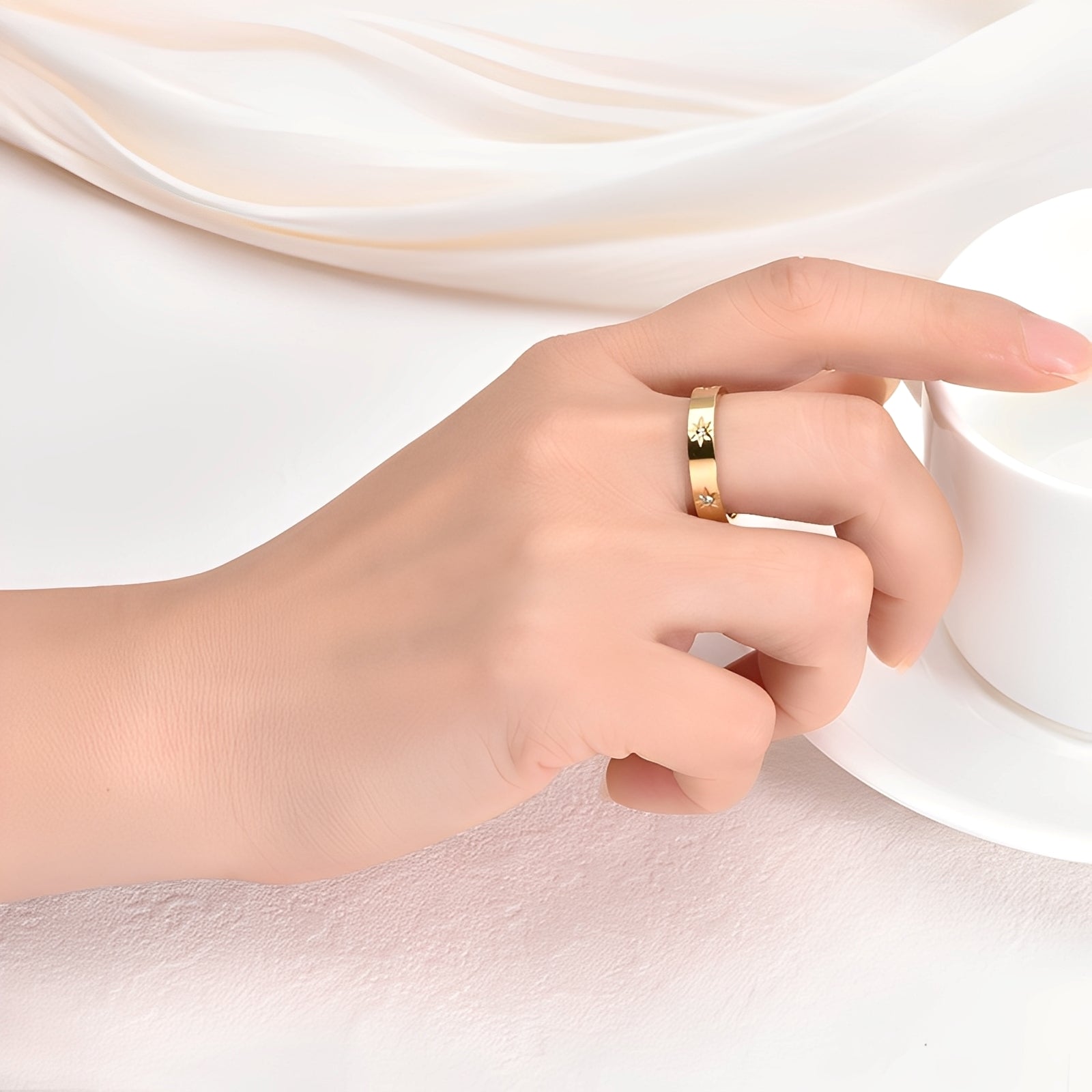 Nova – Anillo dorado con estrellas brillantes