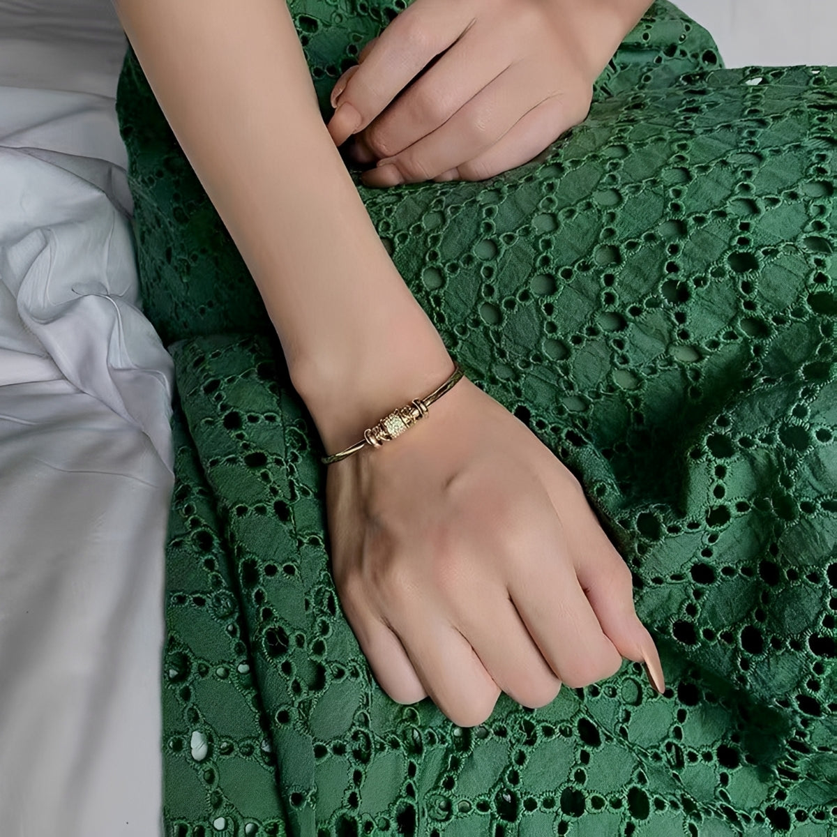 Amalia – Pulsera ajustable con charms dorados